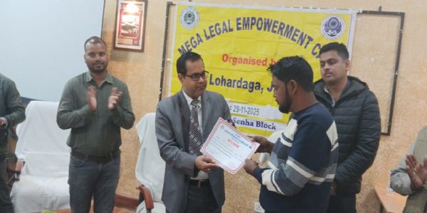 विधिक सेवा सशक्तिकरण शिविर में दी गई ग्रामीणों को कानून की जानकारी.