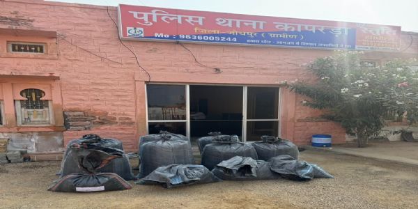 आठ लाख का अवैध डोडा-पोस्त पकड़ा : तस्कर लग्जरी कार छोड़कर भागे