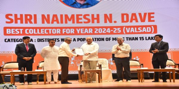 मुख्यमंत्री पटेल ने राज्य के श्रेष्ठ जिला कलेक्टरों और जिला विकास अधिकारियों को प्रदान किए पुरस्कार