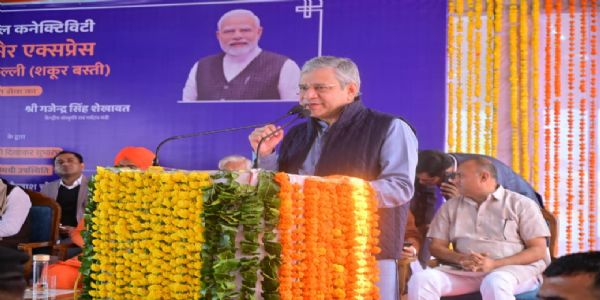 रेल मंत्री ने जैसलमेर में नई सुपरफास्ट ट्रेन स्वर्णनगरी एक्सप्रेस को दिखाई हरी झंडी