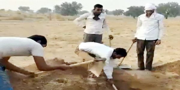 कुल्हाड़ी से पिता की बेटे ने गर्दन काटी, जमीन में दफन शव काे पुलिस ने बाहर निकाला