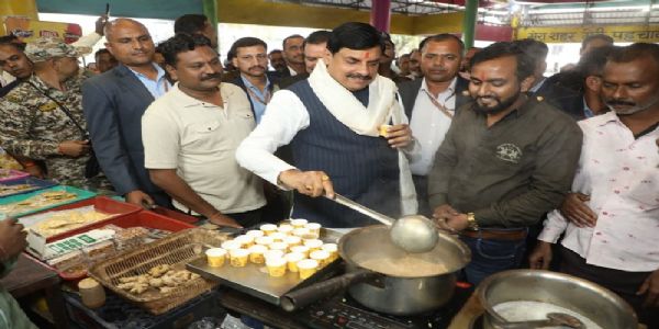 मप्रः मुख्‍यमंत्री डॉ यादव ने उज्जैन में बस स्टैंड पर चाय की दुकान पर चाय बनाई, नागरिकों से की चर्चा