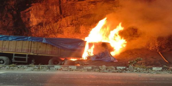 दो टेंपो को टक्कर मार चट्टान से टकराया ट्रेलर, लगी आग