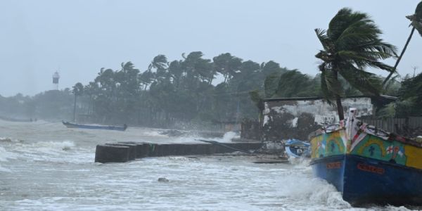(लीड) उत्तरी तमिलनाडु, पुडुचेरी और दक्षिण आंध्र तट की ओर बढ़ रहा चक्रवाती तूफान दित्वा