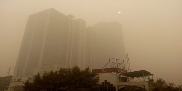 दिल्ली-एनसीआर में जहरीली हवा का संकट बरकरार