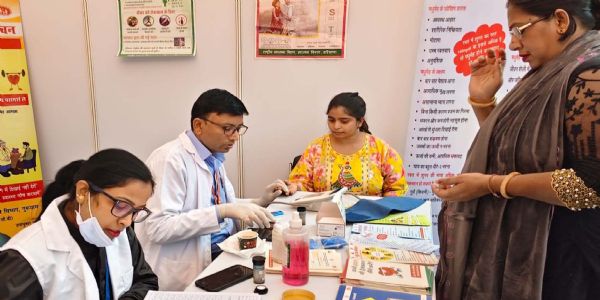 गुरुग्राम: गीता के संदेश के साथ स्वास्थ्य जांच का लाभ उठा रहे लोग