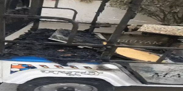 इंदौरः ई-रिक्शा की बैटरी फटने से लगी आग, अस्पताल जा रही मां-बेटी झुलसी