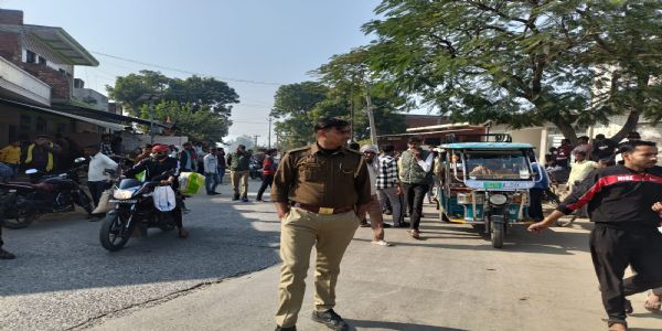 रिक्शा खड़ा करने के विवाद में दो पक्षों चले लाठी-डंडे, कई घायल