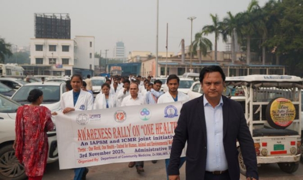 पदयात्रा करते नर्सिंग छात्र