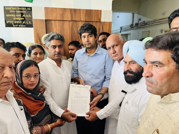 उपायुक्त को ज्ञापन सौंपते इनेलो पदाधिकारी।
