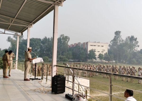 जवानों को संबोधित करते हुए एसपी कुलदीप सिंह।