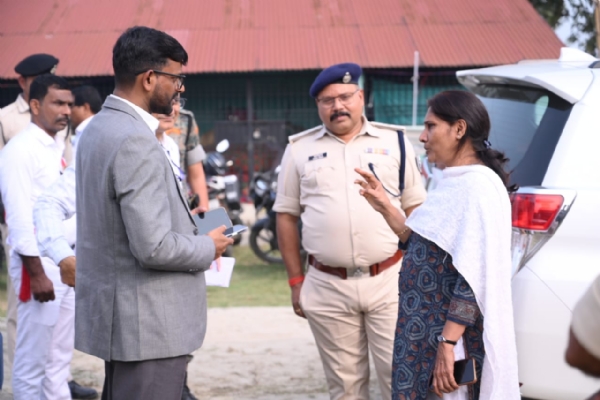 अररिया फोटो:सामान्य प्रेक्षक के साथ डीएम और एसपी