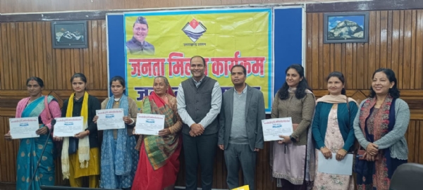 ग्राम प्रधानों को सम्मानित करते जिलाधिकारी