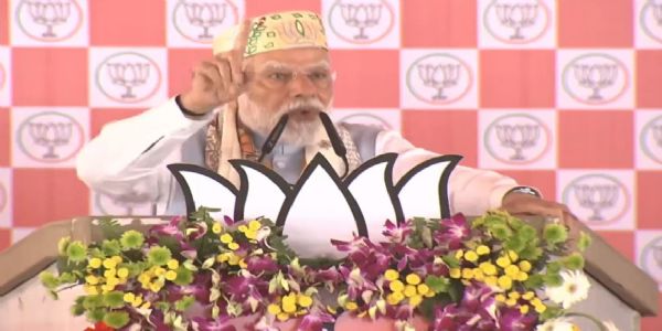 सहरसा में आयाेजित चुनावी सभा काे सम्बाेधित करते प्रधानमंत्री नरेन्द्र माेदी।