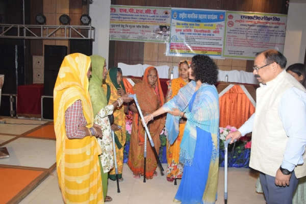 वृद्ध जनों को छड़ी वितरित करती डीएम दुर्गा शक्ति नागपाल व सीएमओ डॉ संतोष गुप्ता