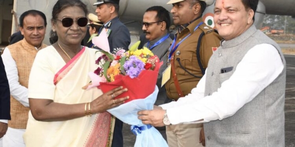 राष्ट्रपति द्रौपदी मुर्मु हल्द्वानी पहुंचीं, राजभवन नैनीताल राष्ट्रपति द्रौपदी मुर्मु हल्द्वानी पहुंचीं, राजभवन नैनीताल