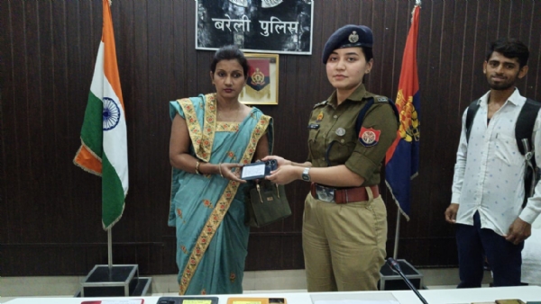 एसपी साउथ अंशिका वर्मा नागरिकों को उनके खोए हुए मोबाइल फोन सौंपते