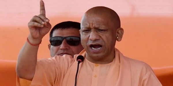 योगी आदित्यनाथ बिहार के दरभगा में जनसभा करते हुए