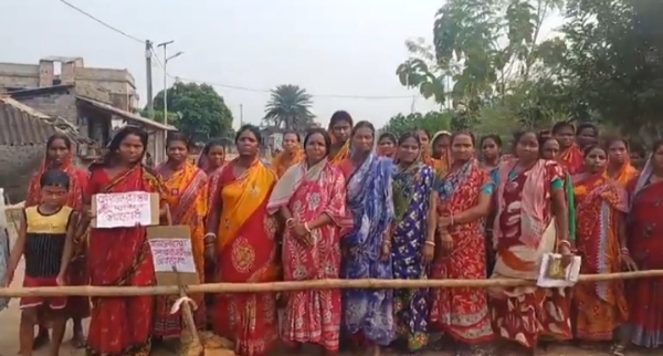 झारग्राम में महिलाओं ने किया खराब सड़क को लेकर रोड विरोध