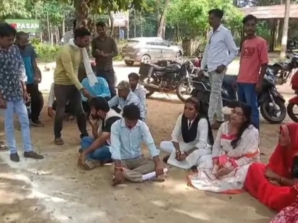 धरना देते आराेपी के परिजन धरना देते आराेपी के परिजन