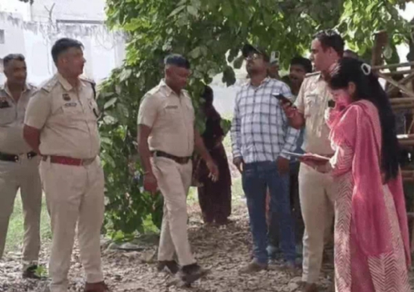 पानीपत में पेड़ पर लटके मिले युवक के सब की जांच में ड्यूटी एफएसएल की टीम। पानीपत में पेड़ पर लटके मिले युवक के सब की जांच में ड्यूटी एफएसएल की टीम।