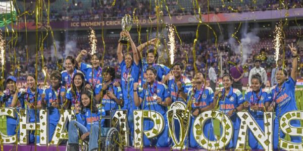 विश्व कप ट्रॉफी के साथ भारतीय महिला टीम