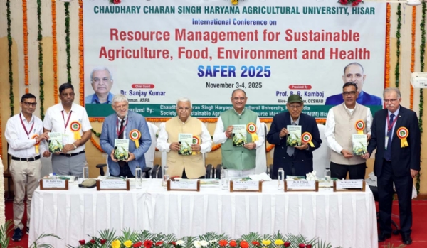 पुस्तक का विमोचन करते मुख्य अतिथि एवं अन्य। पुस्तक का विमोचन करते मुख्य अतिथि एवं अन्य।