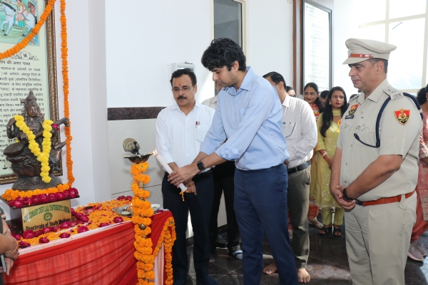 सीडीएलयू में पुस्तक प्रदर्शनी का शुभारंभ करते उपायुक्त शांतनु शर्मा।