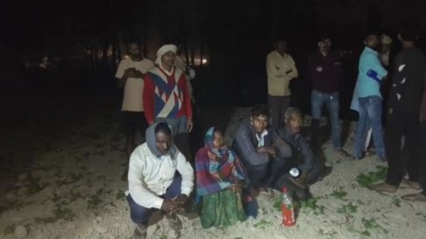 परिजन और पुलिस मौके पर वीरेंद्र कुमार का शव बाहर निकालते हुए।