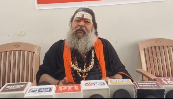 कपाली महाराज जी प्रेस वार्ता करते