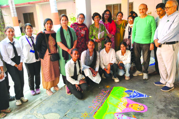 रंगोली का अवलोकन करते हुए