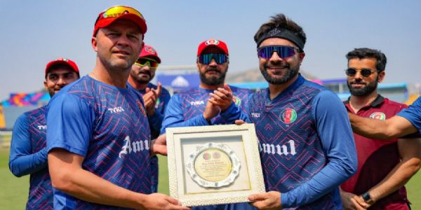 अफगानी खिलाड़ियों के साथ मुख्य कोच जोनाथन ट्रॉट