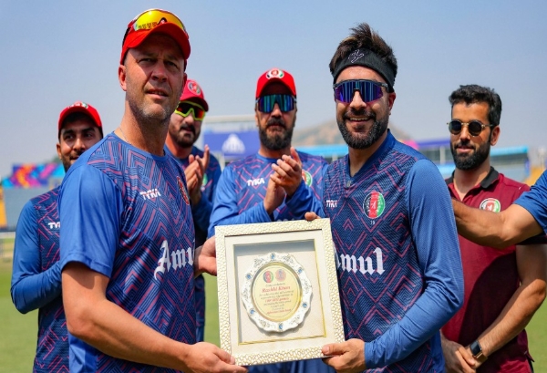 अफगानी खिलाड़ियों के साथ मुख्य कोच जोनाथन ट्रॉट अफगानी खिलाड़ियों के साथ मुख्य कोच जोनाथन ट्रॉट