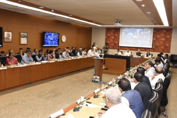 गांधीनगर में बैठक गांधीनगर में बैठक