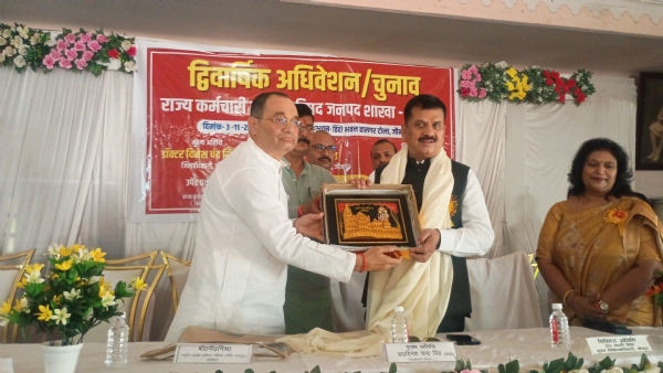 जिलाधिकारी डॉ दिनेश चंद्र सिंह को सम्मानित करते हुए अध्यक्ष उपेंद्र सिंह जिलाधिकारी डॉ दिनेश चंद्र सिंह को सम्मानित करते हुए अध्यक्ष उपेंद्र सिंह