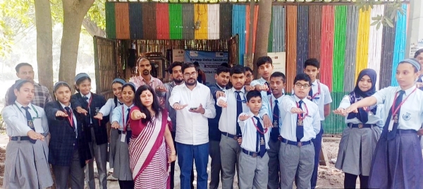 गुरुग्राम के सेक्टर-43 स्थित कम्पोस्टिंग साइट का शैक्षिक दौरा करने के दौरान स्वच्छता की शपथ लेते स्कूली बच्चे व टीचर।