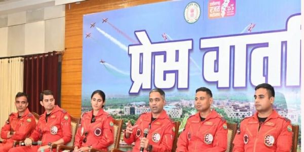 सूर्य किरण टीम के लीडर  और अन्य सदस्यों की पत्रकार वार्ता