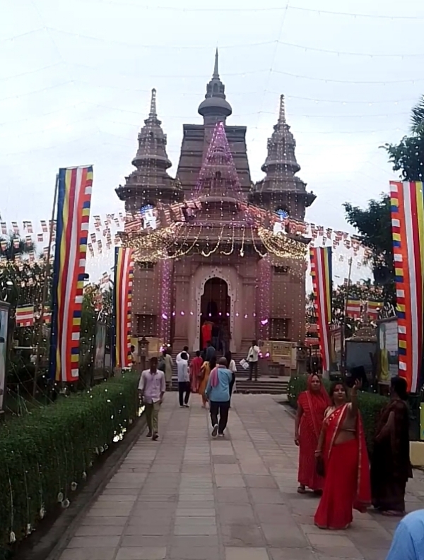 श्रीलंकन मंदिर पर सुंदर सजावट (वीडियो कट फोटो) श्रीलंकन मंदिर पर सुंदर सजावट (वीडियो कट फोटो)