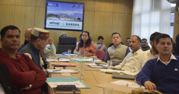 बैठक की अध्यक्षता करते हुए एडीएम।