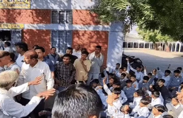 नांगल चौधरी स्कूल में धरना-प्रदर्शन करते लोग।