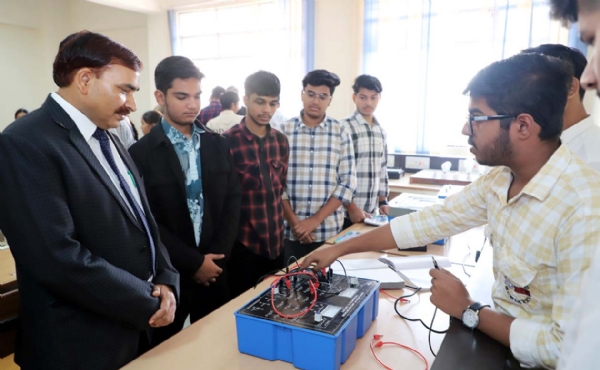 प्रयोगशाला में उपकरणों की जानकारी लेते कुलपति प्रो. नरसी राम बिश्नोई।