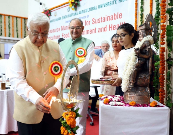 दीप प्रज्जवलित कर कार्यक्रम का शुभारंभ करते मुख्य अतिथि डॉ. संजय कुमार। दीप प्रज्जवलित कर कार्यक्रम का शुभारंभ करते मुख्य अतिथि डॉ. संजय कुमार।