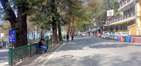 सोमवार को दिन में ही शांत पड़ी नगर की प्रमुख माल रोड। सोमवार को दिन में ही शांत पड़ी नगर की प्रमुख माल रोड।