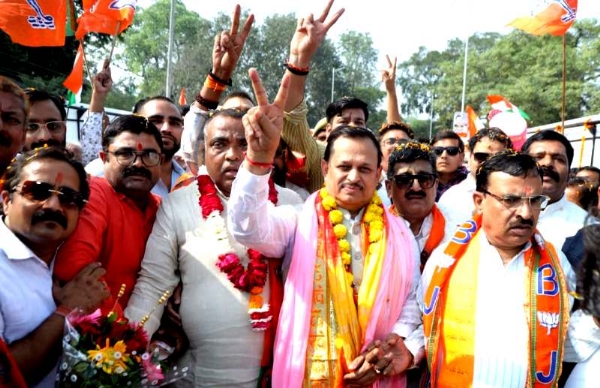 कानपुर में 60 करोड़ की लागत से बना 922 मीटर लंबा और 7 मीटर चौड़े जयपुरिया पुल का उद्घाटन सांसद रमेश अवस्थी व क्षेत्रीय अध्यक्ष प्रकाश पाल व अन्य का छायाचित्र