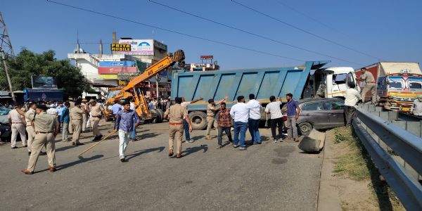 सडक पर यमदूत बनकर दौड़ा डंपर: चौदह राहगीरों सुला दी मौत की नींद सडक पर यमदूत बनकर दौड़ा डंपर: चौदह राहगीरों सुला दी मौत की नींद