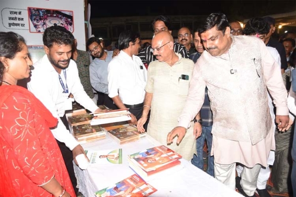 स्कूल शिक्षा मंत्री गजेन्द्र यादव स्टॉलों का अवलोकन करते हुए स्कूल शिक्षा मंत्री गजेन्द्र यादव स्टॉलों का अवलोकन करते हुए