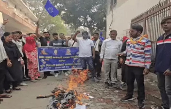 सोनीपत ठेका प्रथा की प्रतियां जलाकर रोष  प्रकट करते सफाई कर्मचारी।