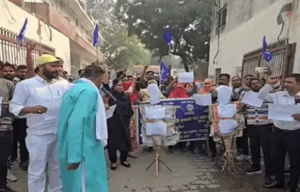 गेट बाहर रोष प्रदर्शन करते हुए सफाई कर्मचारी