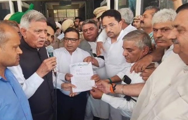 सोनीपत इनेलो प्रतिनिधिमंडल उपायुक्त सुशील सारवान को राज्यपाल के नाम ज्ञापन सौंपते हुए