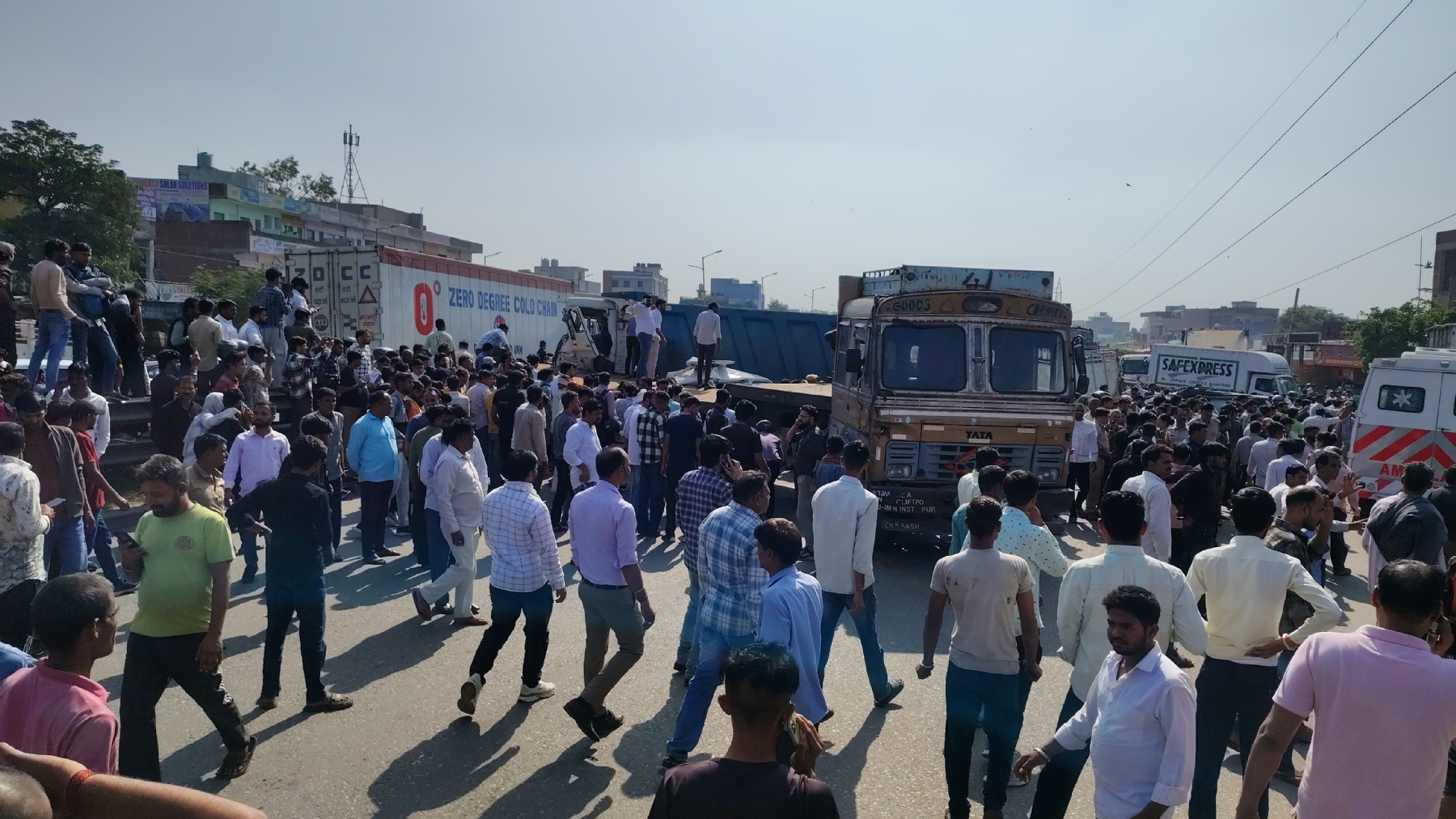 सडक पर यमदूत बनकर दौड़ा डंपर: चौदह राहगीरों सुला दी मौत की नींद सडक पर यमदूत बनकर दौड़ा डंपर: चौदह राहगीरों सुला दी मौत की नींद